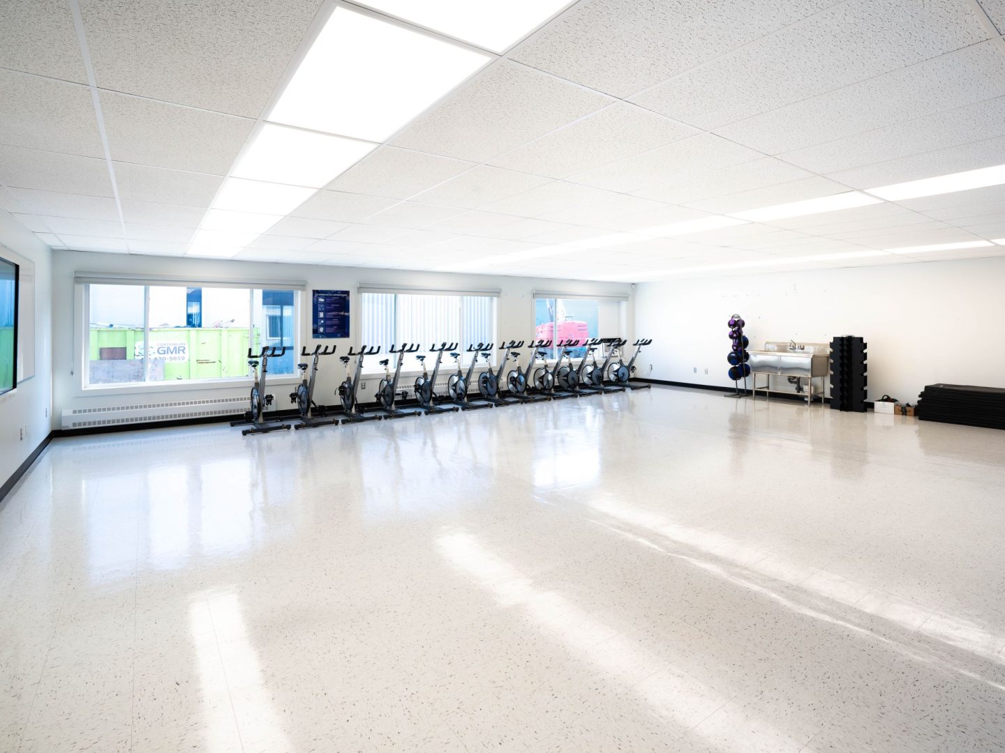 École modulaire ,vu d'une classe de sport , créer par la compagnie AMB