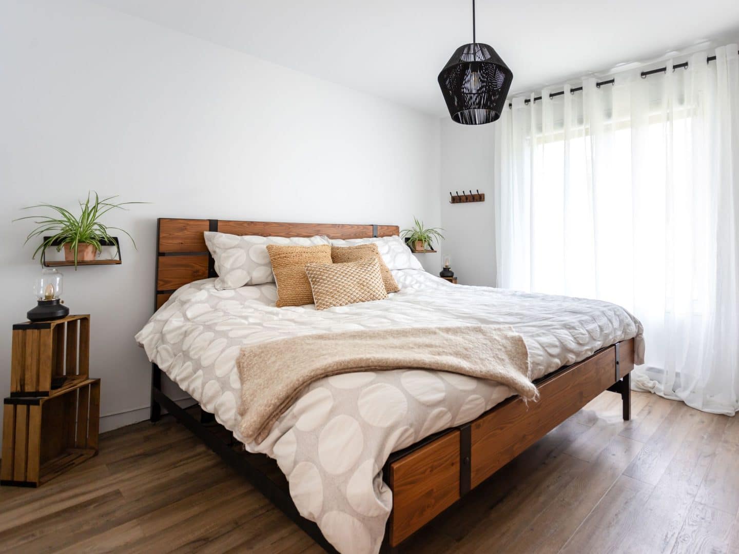 Une réalisation d'un chalet appelée Faucon. Le premier étage est de style classique, vu de la chambre.