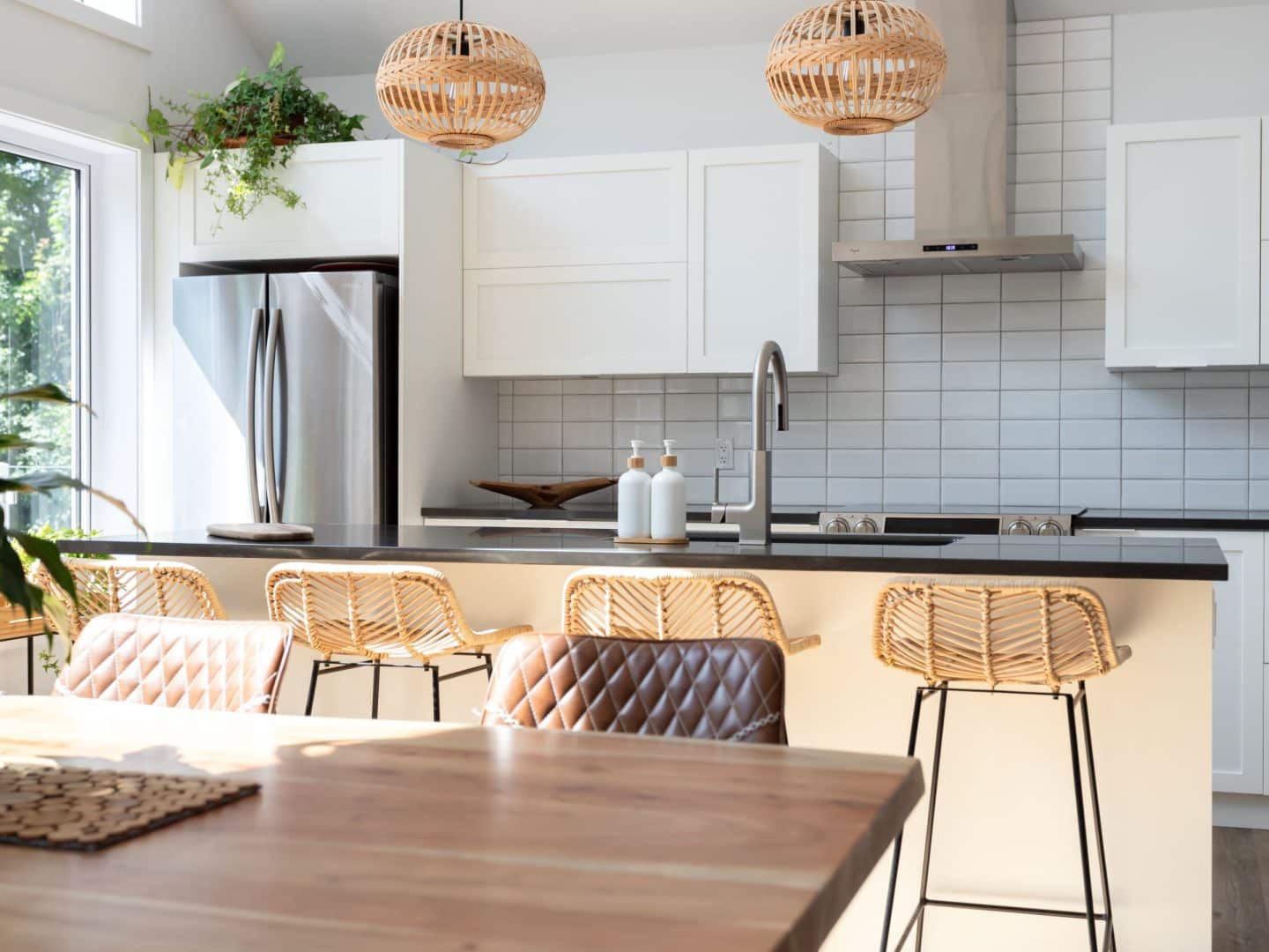 Une réalisation d'un chalet appelée Faucon. Le premier étage est de style classique, vu de la cuisine.