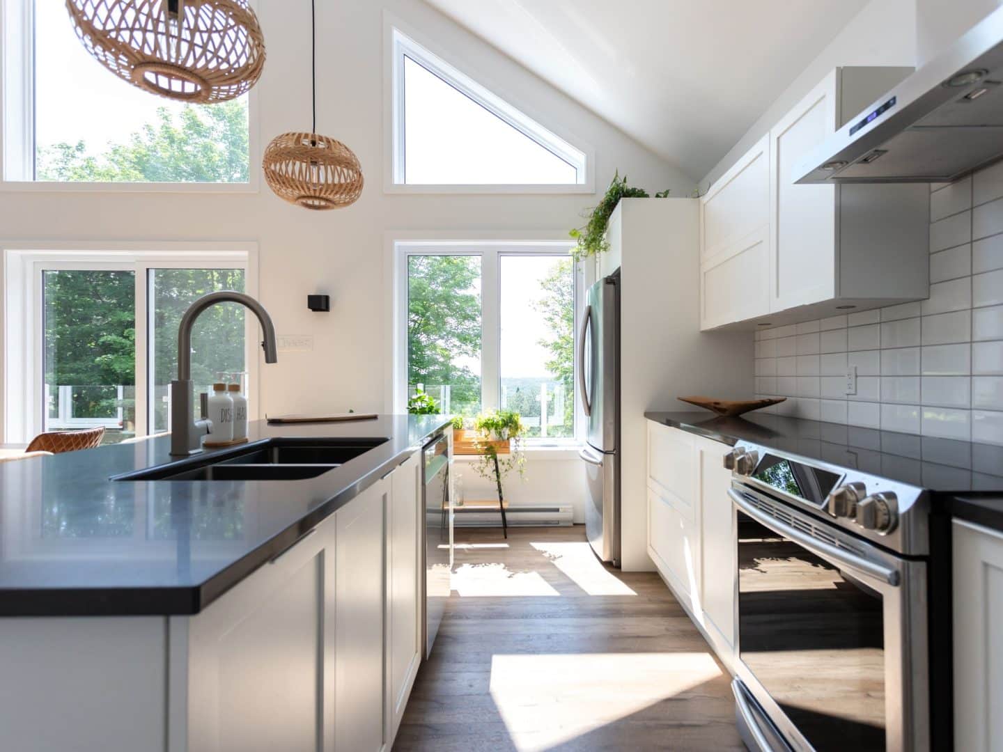 Une réalisation d'un chalet appelée Faucon. Le premier étage est de style classique, vu de la cuisine.