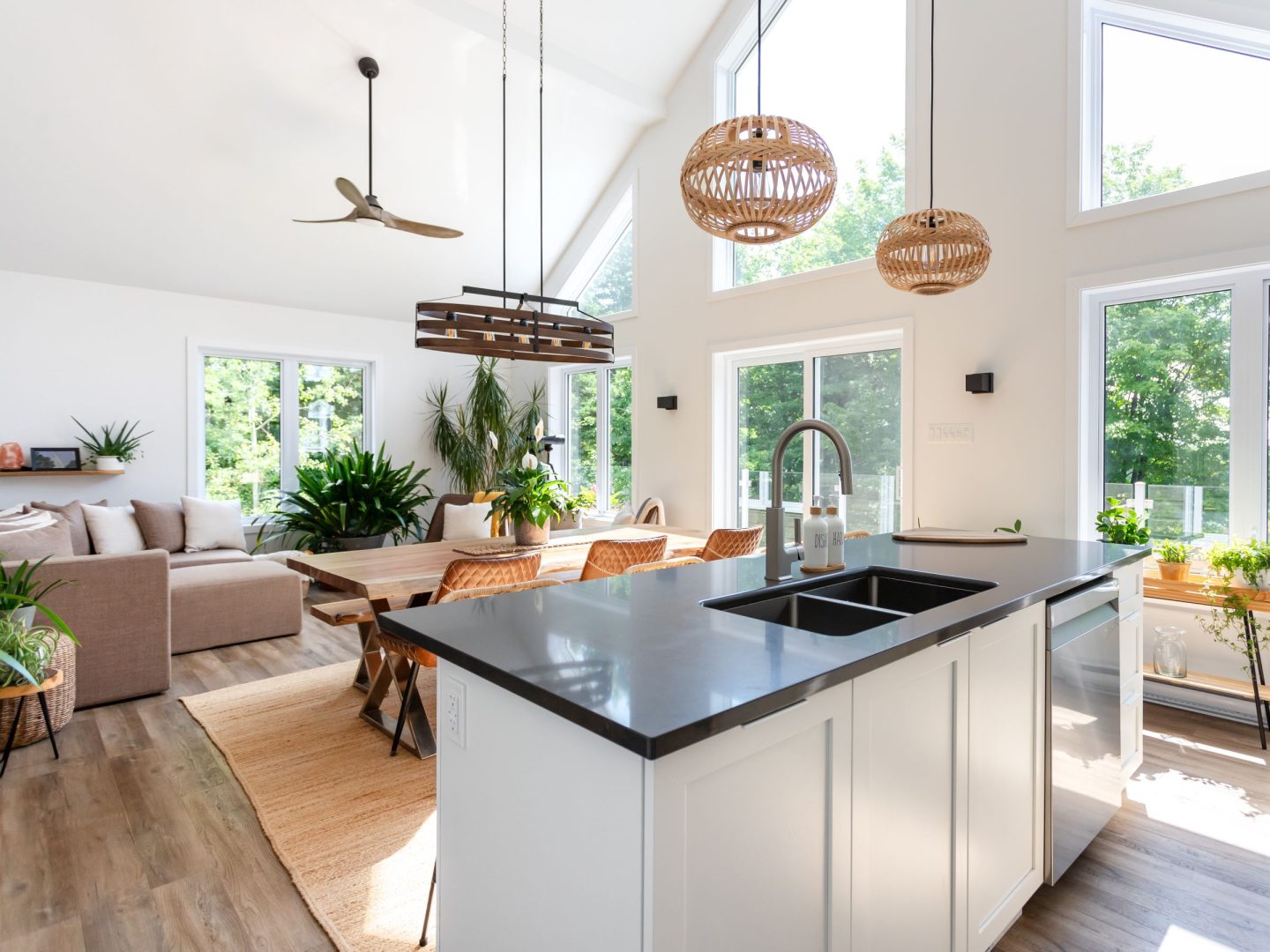 Une réalisation d'un chalet appelée Faucon. Le premier étage est de style classique, vu de la cuisine.