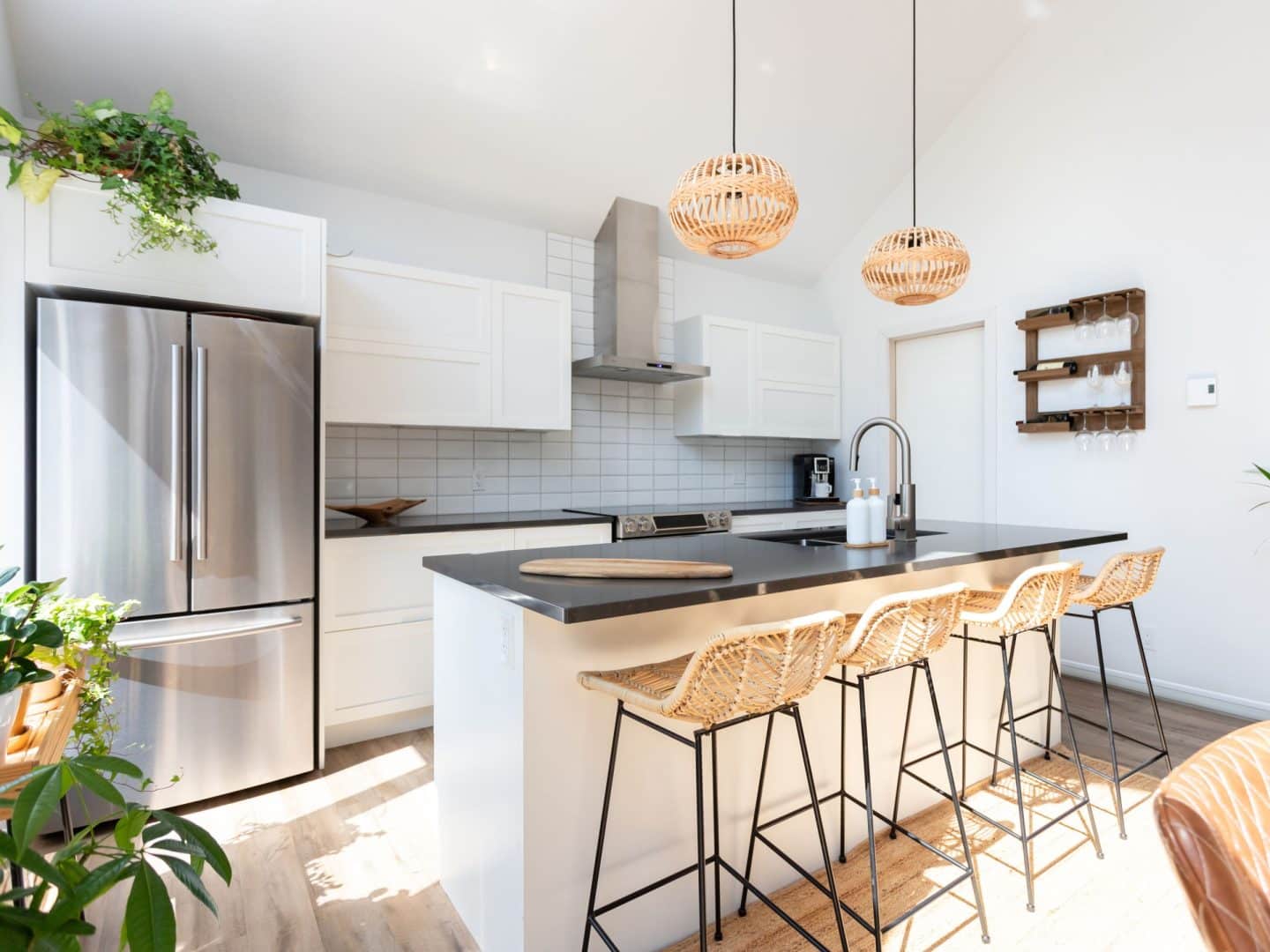 Une réalisation d'un chalet appelée Faucon. Le premier étage est de style classique, vu de la cuisine.