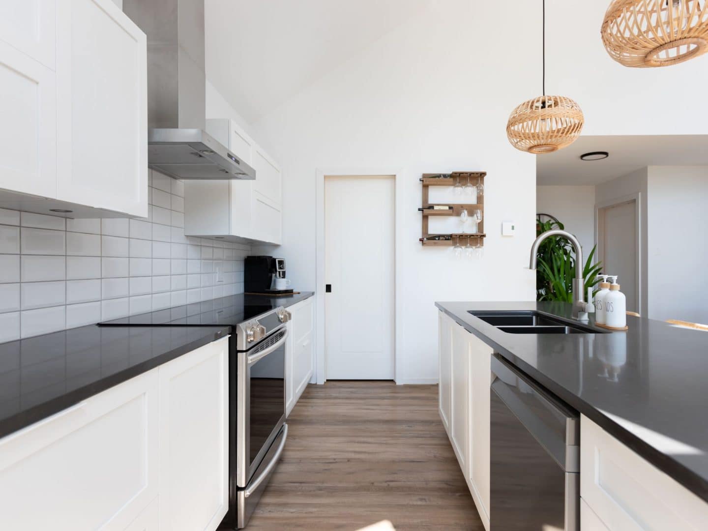 Une réalisation d'un chalet appelée Faucon. Le premier étage est de style classique, vu de la cuisine.