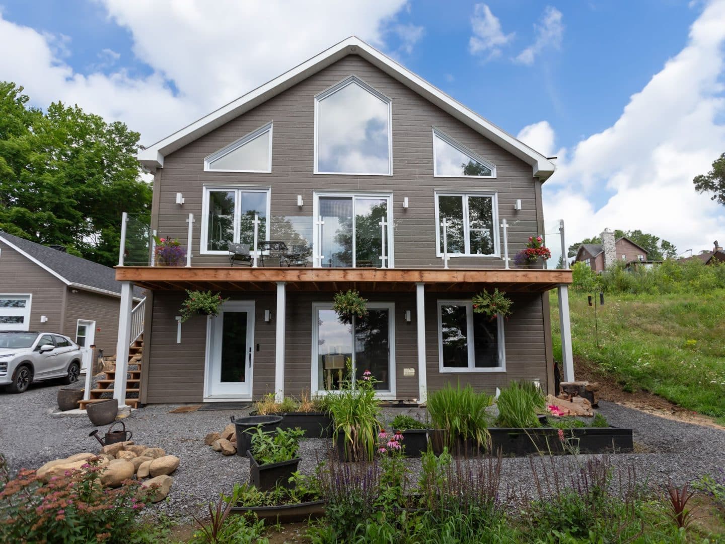 Une réalisation d'un chalet appelée Faucon. Le premier étage est de style classique, vu de l'extérieur.