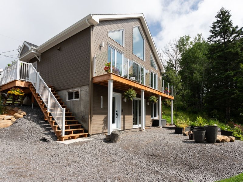 Une réalisation d'un chalet appelée Faucon. Le premier étage est de style classique, vu de l'extérieur.