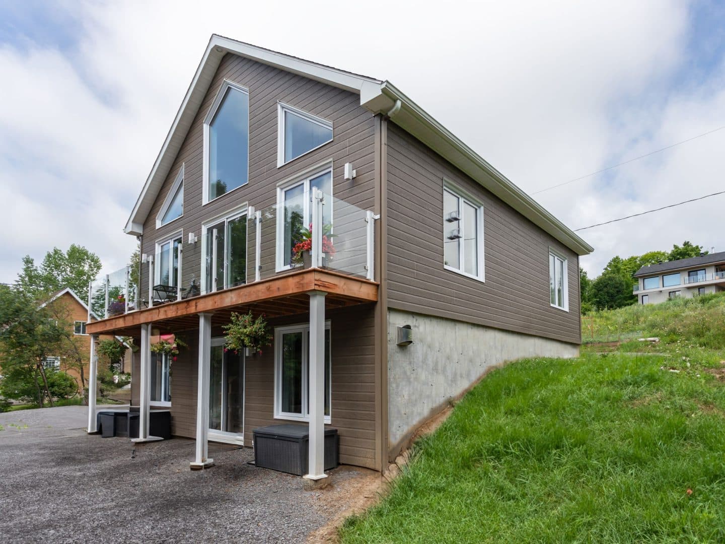 Une réalisation d'un chalet appelée Faucon. Le premier étage est de style classique, vu de l'extérieur.