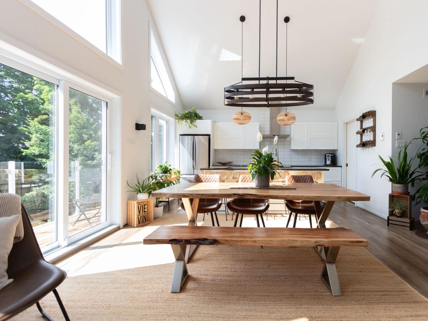 Une réalisation d'un chalet appelée Faucon. Le premier étage est de style classique, vu de la salle à manger.