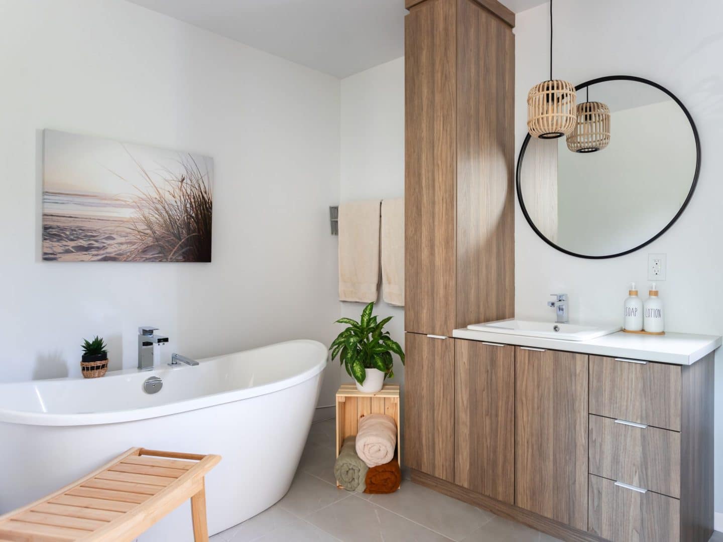Une réalisation d'un chalet appelée Faucon. Le premier étage est de style classique, vu de la salle de bain.