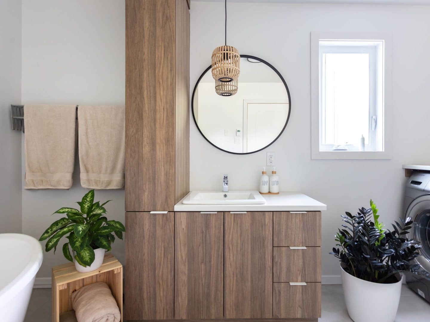 Une réalisation d'un chalet appelée Faucon. Le premier étage est de style classique, vu de la salle de bain.