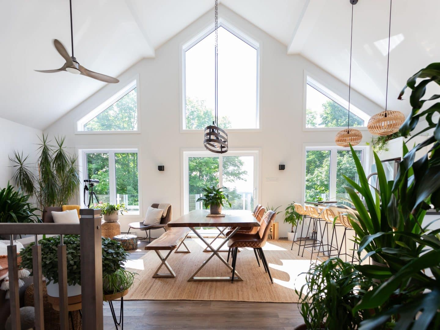 Une réalisation d'un chalet appelée Faucon. Le premier étage est de style classique, vu de la salle à manger.