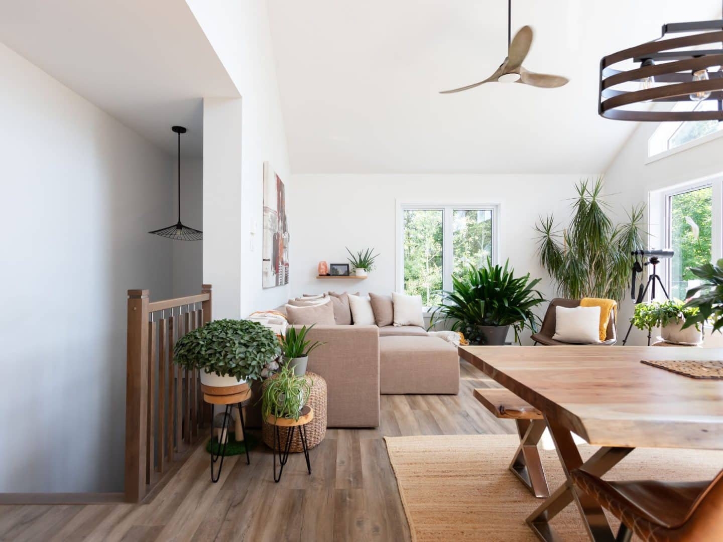 Une réalisation d'un chalet appelée Faucon. Le premier étage est de style classique, vu de la salon.