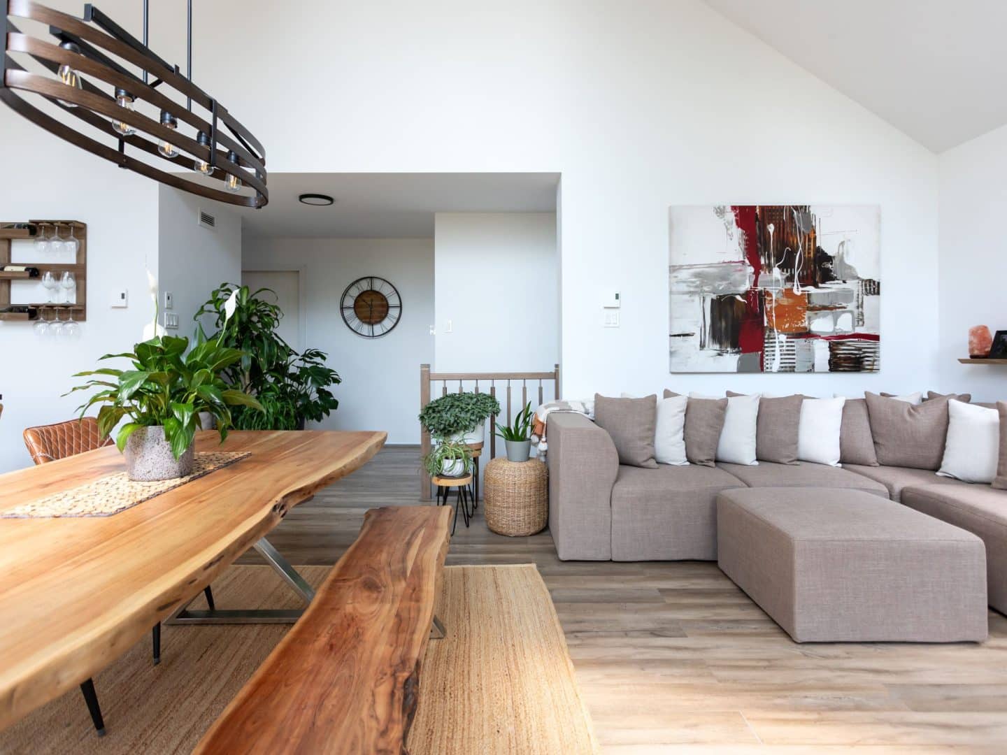 Une réalisation d'un chalet appelée Faucon. Le premier étage est de style classique, vu de la salon.
