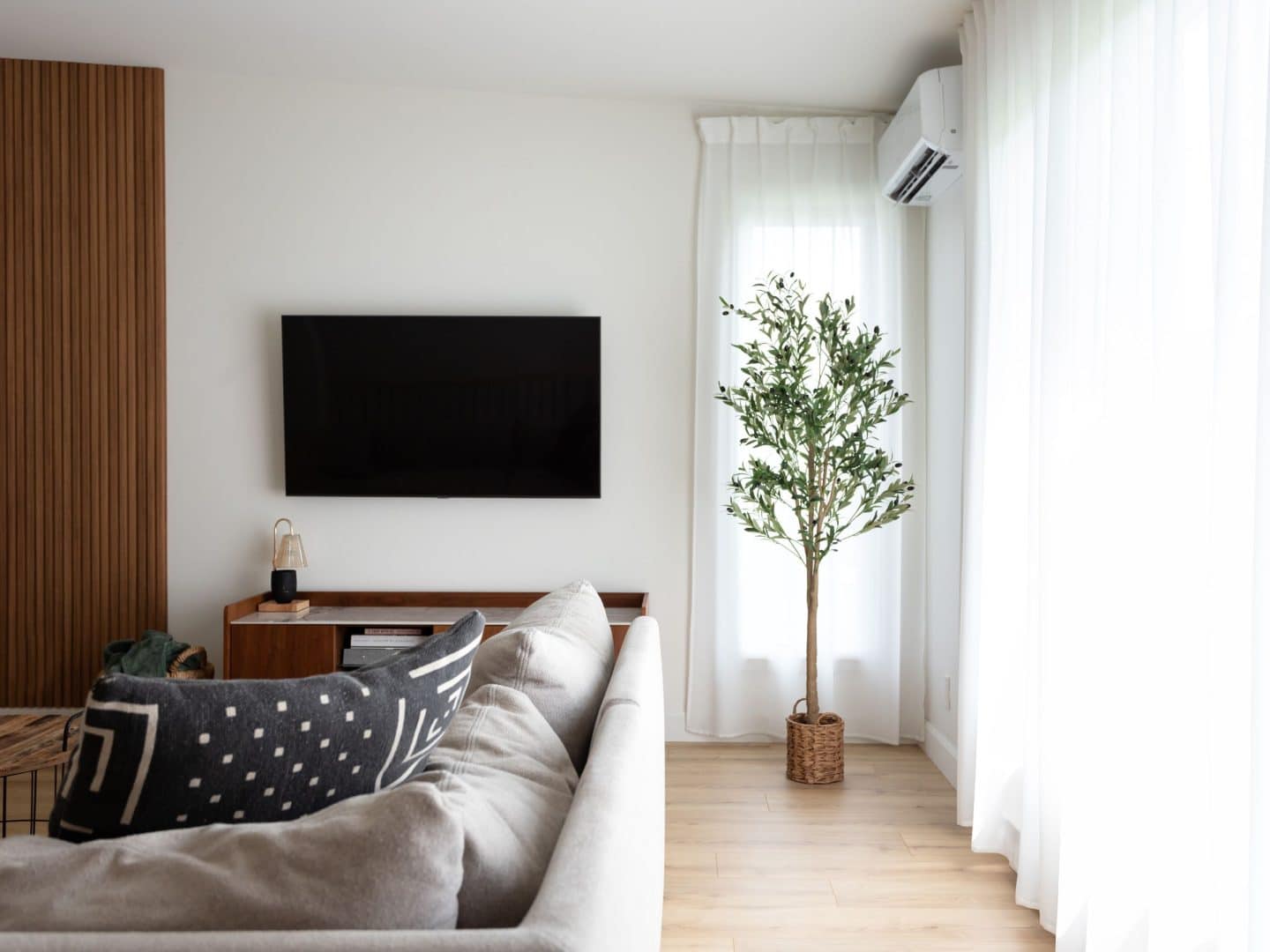 Une réalisation d'une maison appelée Lata. Le premier étage est de style contemporain, vu du séjour.