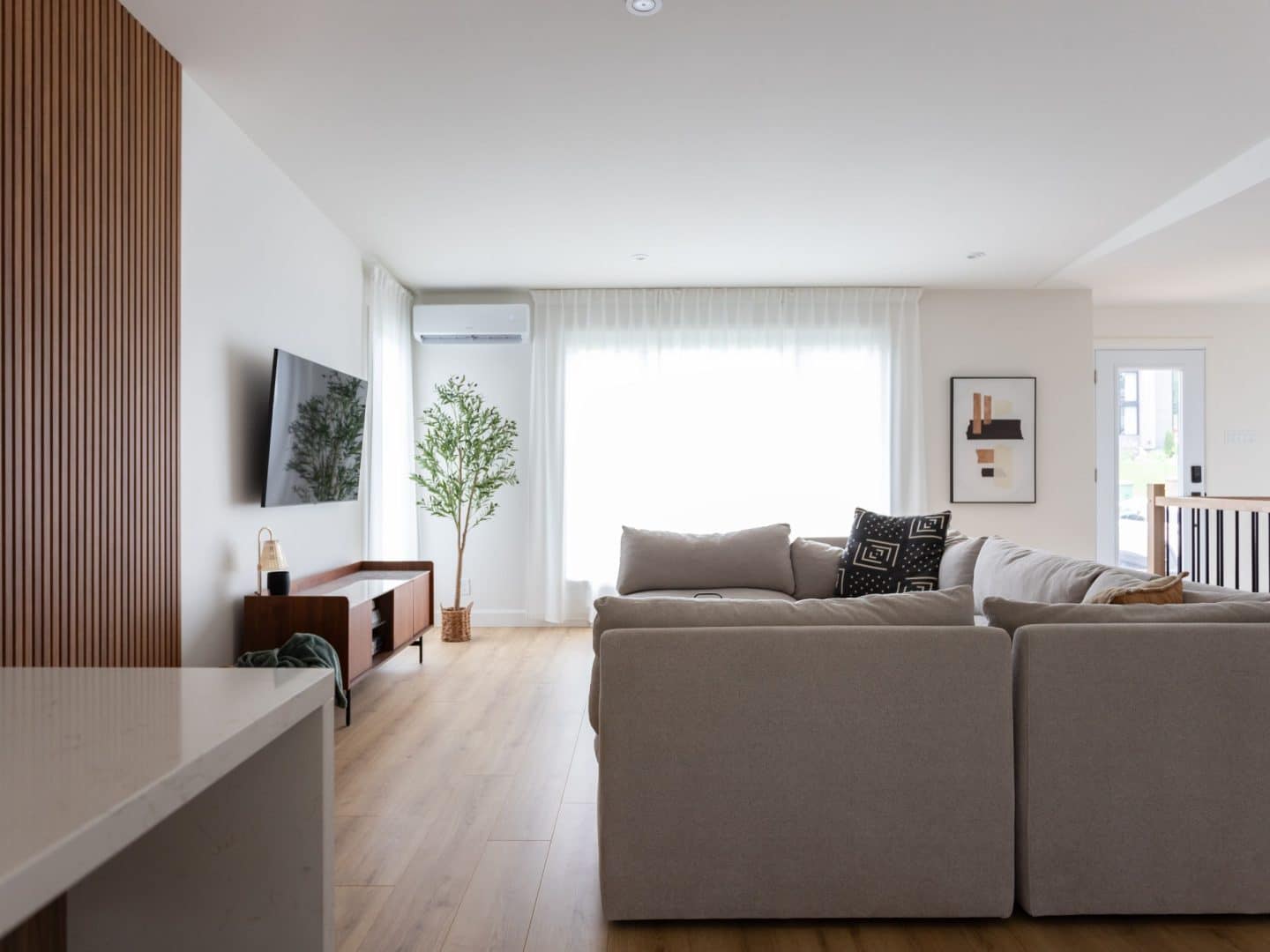 Une réalisation d'une maison appelée Lata. Le premier étage est de style contemporain, vu du séjour.