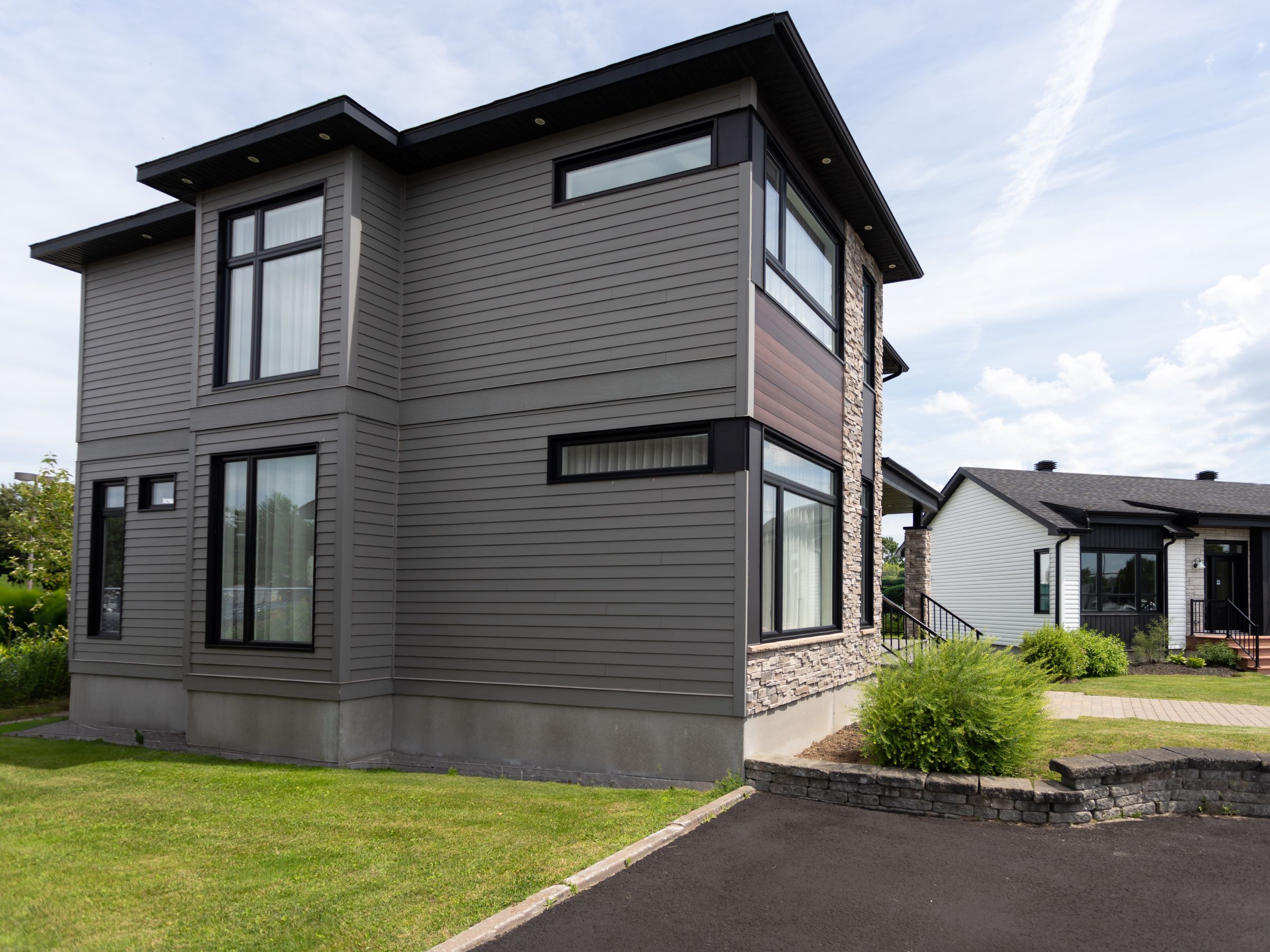 Maison à deux étages préfabriquée de réalisation du modèle Magnifika de style contemporain. Vue de l'extérieur .