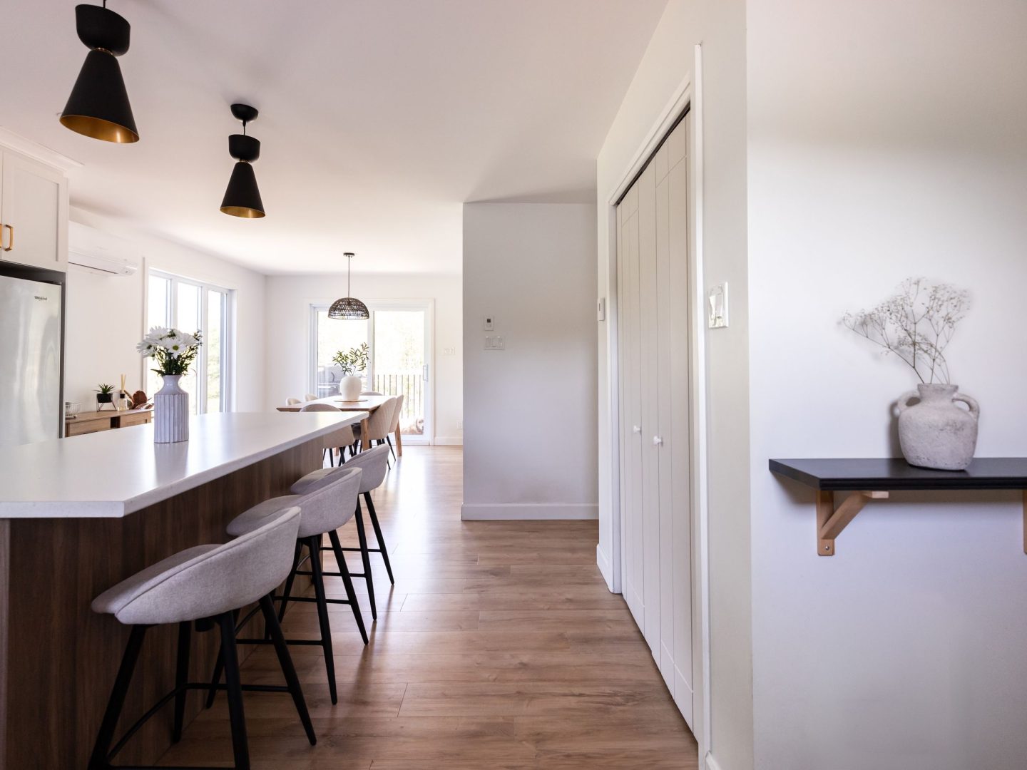 Une réalisation d'une maison préfabriquée appelée Merle. Cette réalisation client est de style Chalet contemporain, vu de l'entrée.