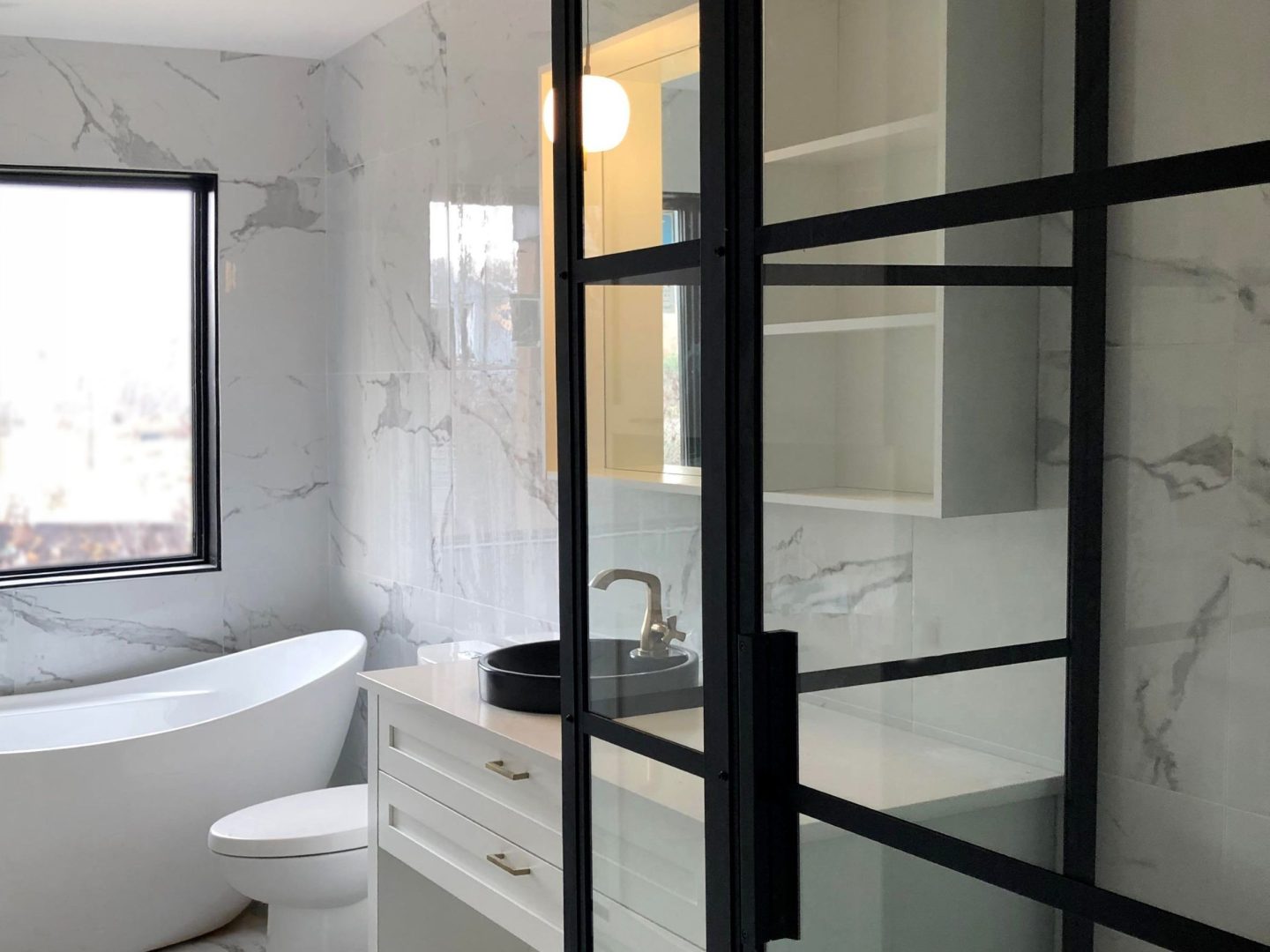 Réalisation du modèle St-Laurent . Maison située a Mirabel , elle est une maison de plain-pied de style Moderne contemporain. Vue de la salle de bain.