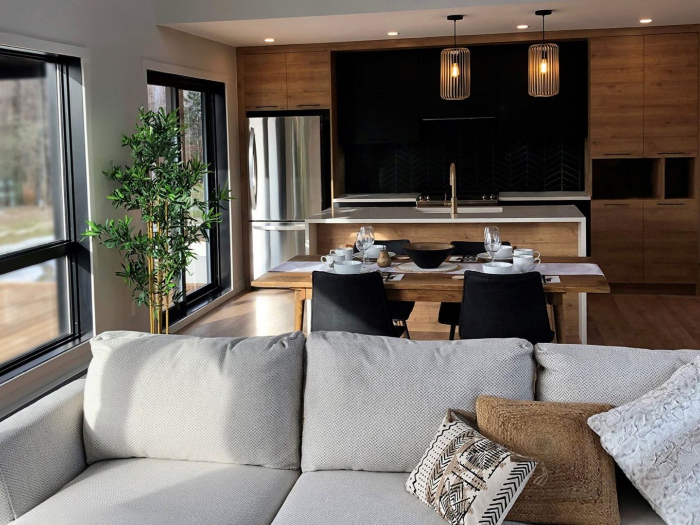 Réalisation du modèle St-Laurent . Maison située a Mirabel , elle est une maison de plain-pied de style Moderne contemporain. Vue de la salle a manger.