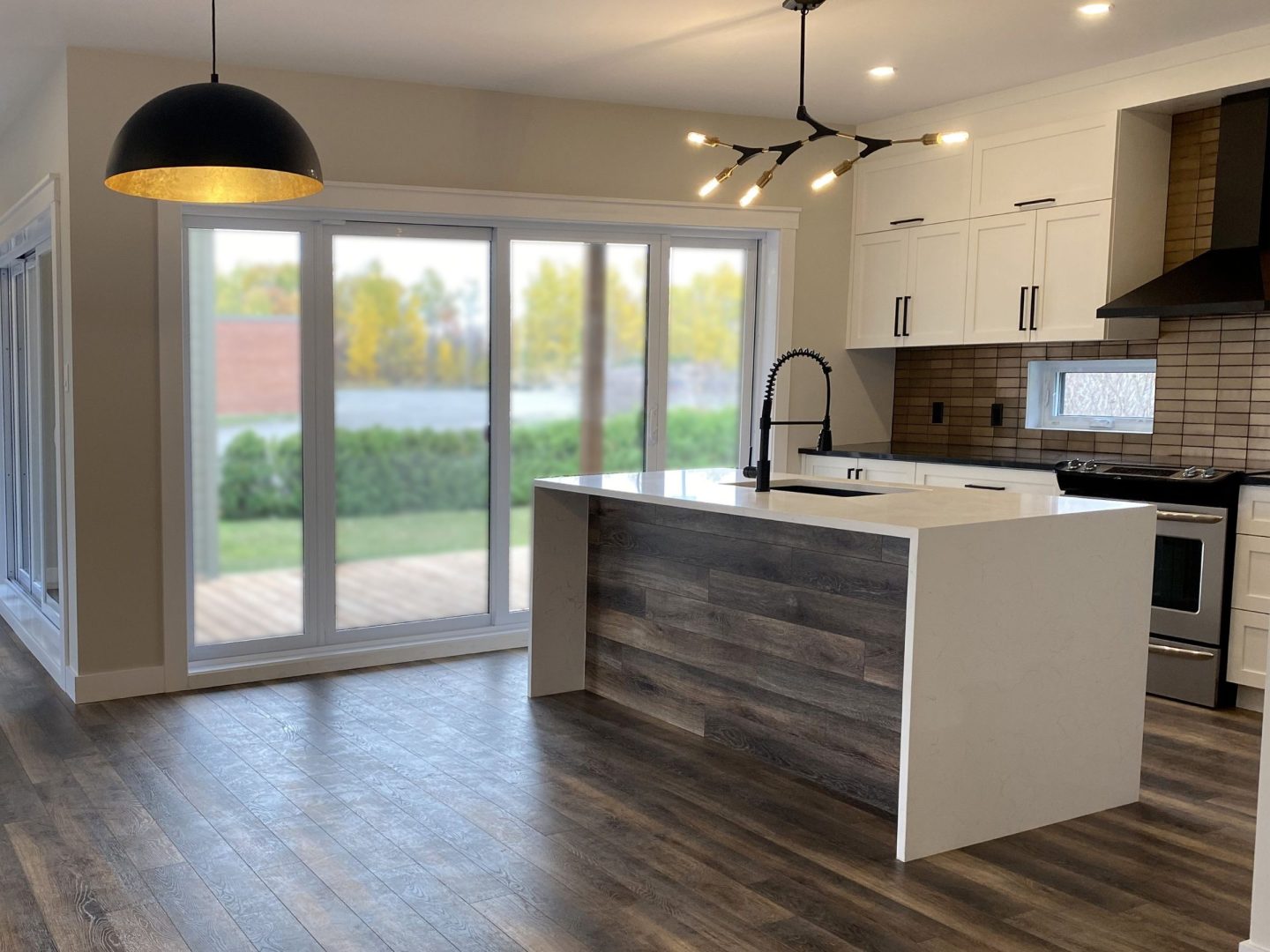 Réalisation du modèle Lakefield. Maison située a Mirabel , elle est une maison de plain-pied de style contemporain. Vue de la cuisine.