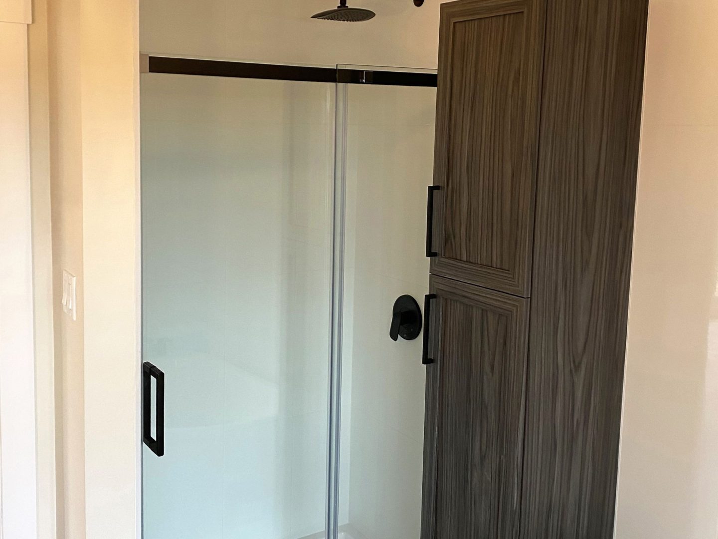 Réalisation du modèle Lakefield. Maison située a Mirabel , elle est une maison de plain-pied de style contemporain. Vue de la salle de bain.