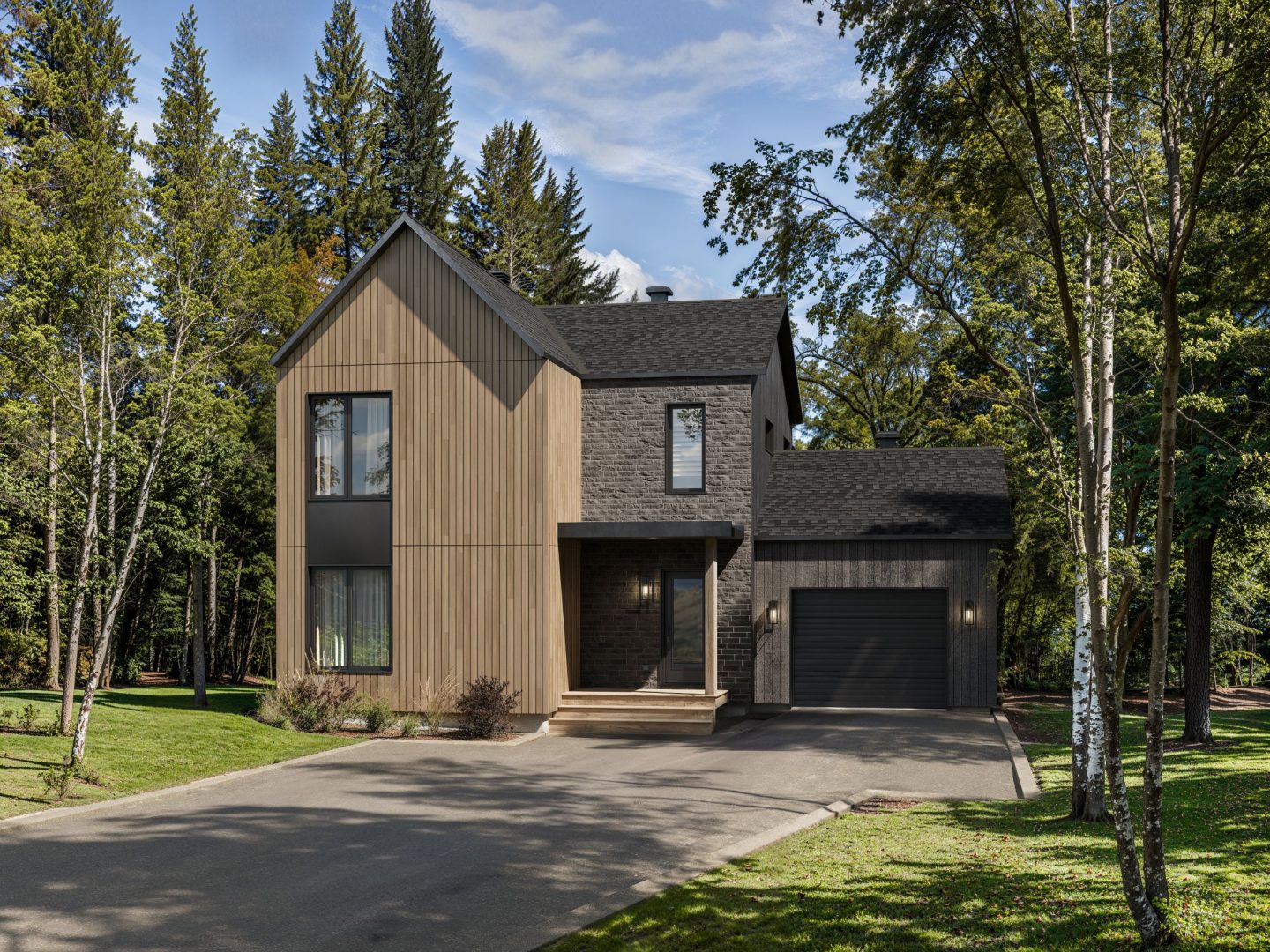 Le modèle Avesta est une maison de deux étages de style scandinave contemporain. Vue de l'extérieur.