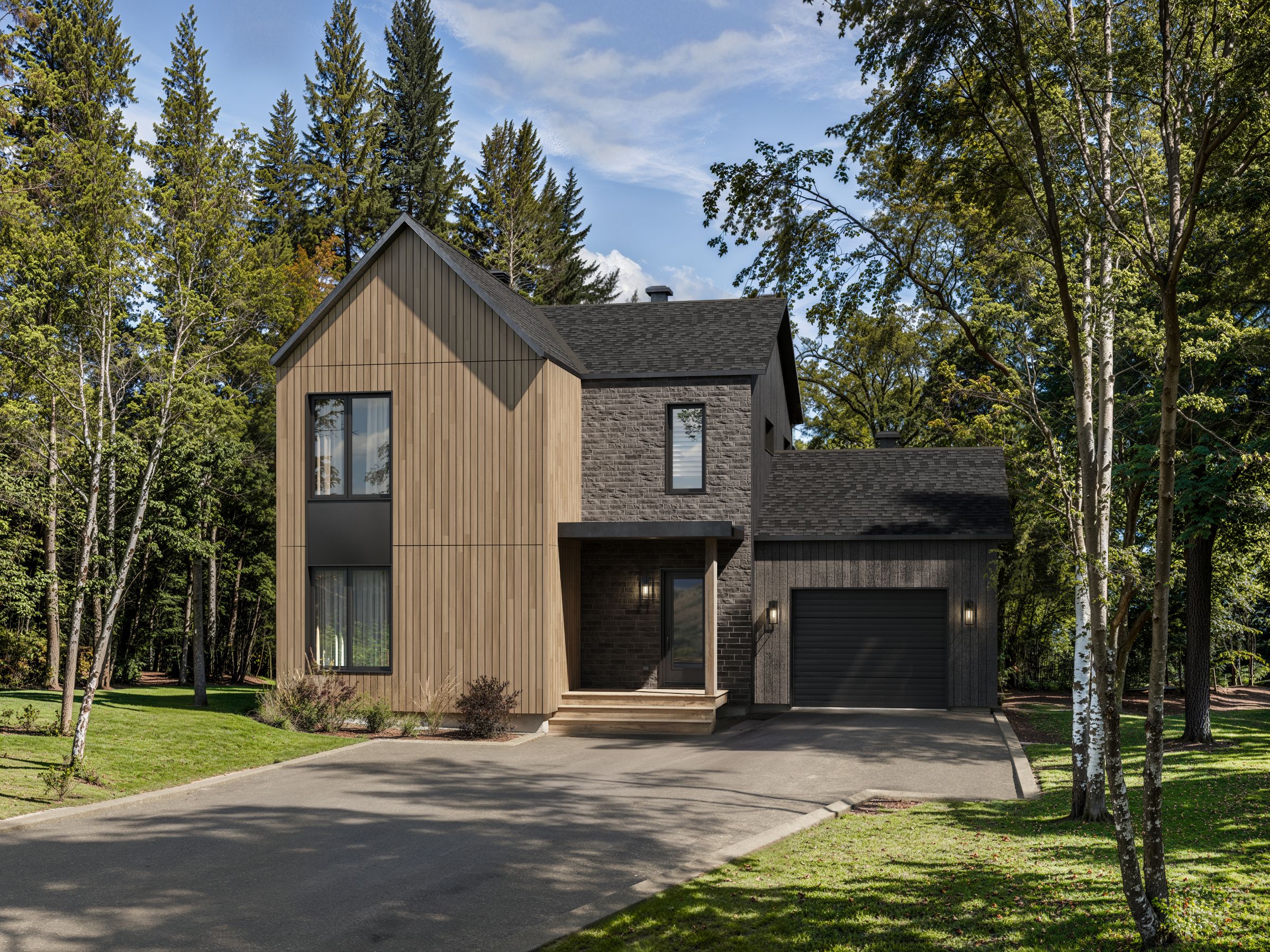 Le modèle Avesta est une maison de deux étages de style scandinave contemporain. Vue de l'extérieur.